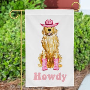 Bandeira de Jardim "Howdy Cowgirl Golden Retriever" | Bandeira de Jardim Rosa com Estampa de Cowgirl, Bandeira de Jardim com Cachorro, Decoração de Varanda com Tema Faroeste, Bandeira "Howdy"
