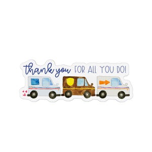 Puede incluir: Una pegatina con tres furgonetas postales azules, marrones y blancas. El texto "thank you FOR ALL YOU DO!" está escrito encima de las furgonetas en escritura azul. Pequeños corazones rosas están cerca de la primera furgoneta.