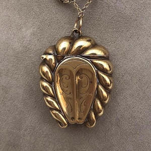 Antique Horseshoe Vesta Case Fob Pendant: Art Nouveau Gilded Brass Match Safe