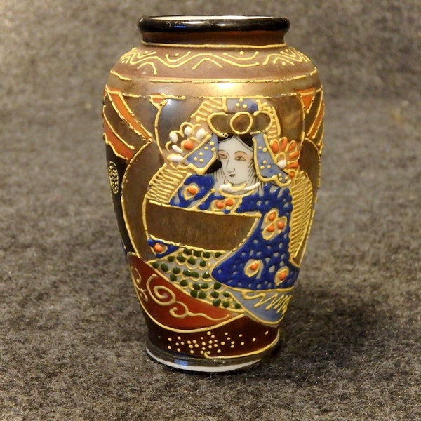 Moriage Small Vase ~ Oriental Design ~ Made in Japan