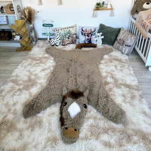 Tapis pour chambre d'enfant à poils longs fait main, tapis de jeu marron doux, décoration de chambre d'enfant confortable, tapis sur le thème des animaux de la ferme