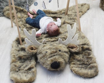 Tapis de chambre personnalisé cerf, tapis de jeu animaux des bois, décoration personnalisée pour chambre de bébé garçon, cadeau en fausse fourrure fait main, chambre d'enfant aventure unique