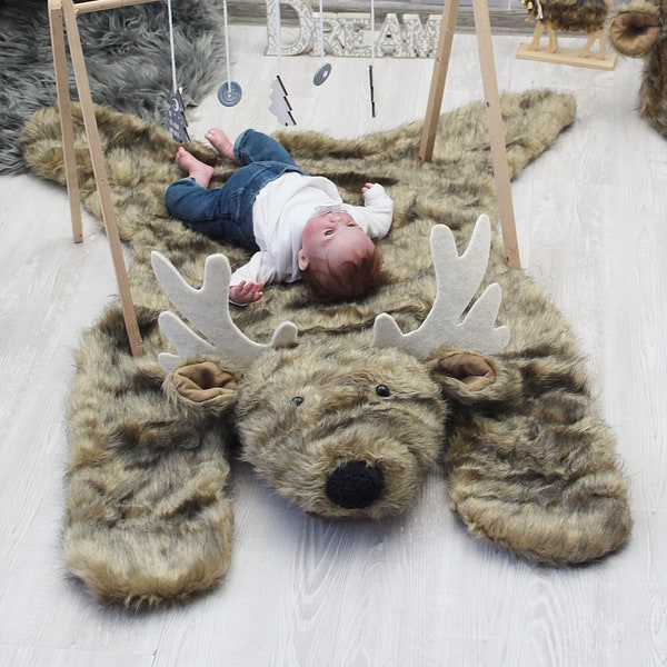 Personalisierter Hirsch-Kinderzimmerteppich, Waldtier-Spielmatte, individuelle Baby-Dekoration für Jungen, handgemachtes Kunstpelzgeschenk, einzigartiges Abenteuer-Kinderzimmer