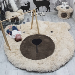 Woodland Bear Kinderzimmer Teppich - Kunstpelz Abenteuer Kinderzimmer Dekor, Tierförmiger flauschiger Teppich für Babyparty, anpassbare Größe