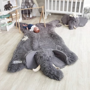 Personalisierbarer Grauer Elefant Plüsch Teppich für Kinderzimmer, Weiche Safari Krabbeldecke, Personalisierte Bodenmatte für Babyzimmer, Handgemachtes Dekor mit Tiermotiven