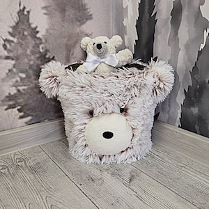 Bezaubernder Plüsch Bär Korb für Kinderzimmer - Benutzerdefinierte Kinderzimmer Dekor, Waldspielzeug Aufbewahrung, Einzigartiger weicher Bärenkorb, Handgemachtes Geschenk