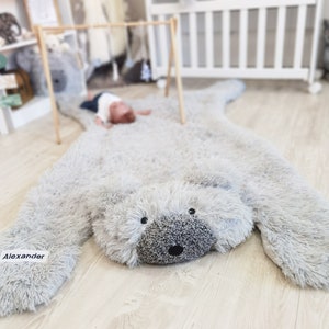 Personalisierter grauer Bärenteppich für Kinderzimmer - weiche zottelige Minky Tier-Spielmatte - individueller Name Kinderzimmerdekor, Babypartygeschenk