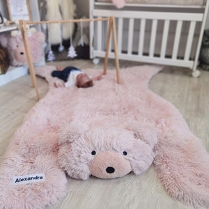 Rosa flauschiger Waldbärteppich für Mädchenzimmer - personalisierte Babyzimmer Abenteuer Dekor, Babypartygeschenk, weiches Tier