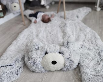 Personalisierter flauschiger Bärenteppich: gefrostetes graues Kinderzimmer Dekor