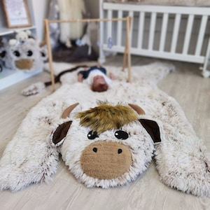 Handgefertigter Highland Kuh Kinderzimmer Teppich - Personalisierte Plüsch Tier Spielmatte, Weicher Zotteliger Minky Teppich für Babyzimmer Dekor, Individuelles Andenken