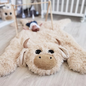 Highland Kuh Plüsch Teppich für Kinderzimmer - Kuschelige Baby Bodenmatte, Bauernhof Tier Themen Raumdekor, personalisiertes Babypartygeschenk