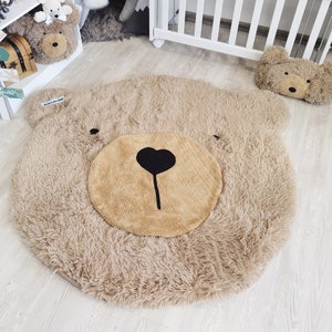 Individueller Waldbärenteppich fürs Kinderzimmer - weicher flauschiger Bärenteppich für Babyzimmer, niedliches personalisiertes Geschenk