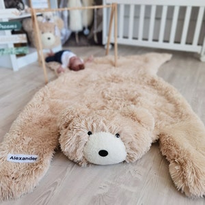 Abenteuer Kinderzimmer Bärenteppich - Handgefertigter Beige Kunstpelz Tierteppich, Einzigartiges Wald-Dekor für Jungen, Perfektes Bärengeschenk zur Babyparty