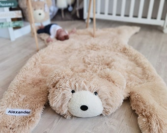 Adventure Nursery Bear Rug - Handgemaakt beige namaakbont dierentapijt, uniek bosbabyjongendecor, perfect beercadeau voor babyshower