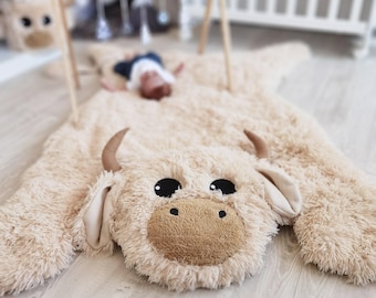 Handgefertigter Kinderzimmerteppich mit Hochlandkuh-Motiv – Kuschelige Plüschtiermatte, personalisiertes Babygeschenk, beigefarbene Dekoration