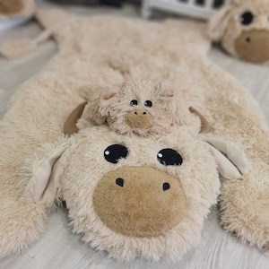 Bauernhaus Plüsch Kuh Lovey, ein weiches und süßes Baby Geschenk - Personalisierter Minky Lovey, Abgebildeter Teppich: 58 "X 48"