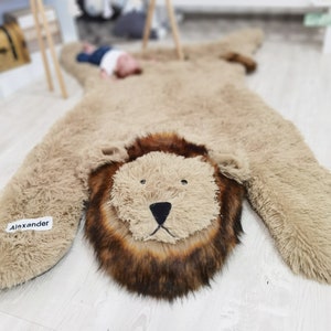 Anpassbarer Löwe-Plüsch-Kinderzimmerteppich, Safari-Tierspielmatte, handgemachtes Kinderzimmerdekor, personalisiertes Babypartygeschenk, einzigartige Löwe-Bodenmatte