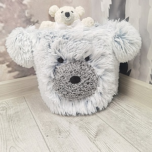 Anpassbarer Plüsch-Bär-Korb für Woodland Nursery Decor - Handgefertigter weicher Tierbehälter für Babyzimmer, einzigartige Kinderaufbewahrungslösung