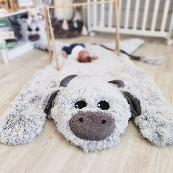 Tapis de chambre de vache pour chambre de bébé - tapis de jeu animal en peluche douce, décoration de ferme neutre, cadeau personnalisé pour nouveau-né, chambre de bébé de style ferme