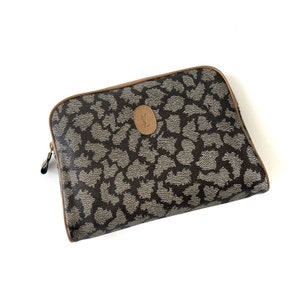 Yves Saint Laurent Auténtico embrague vintage de lona de PVC con patrón de jirafa