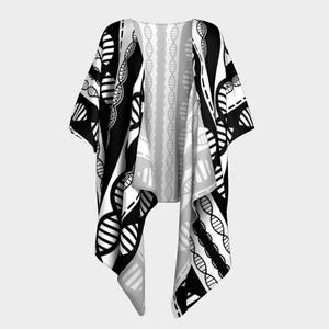 Peut inclure: Un kimono à motifs noir et blanc avec un motif de brin d'ADN. Le kimono est ouvert à l'avant et a une silhouette longue et fluide.