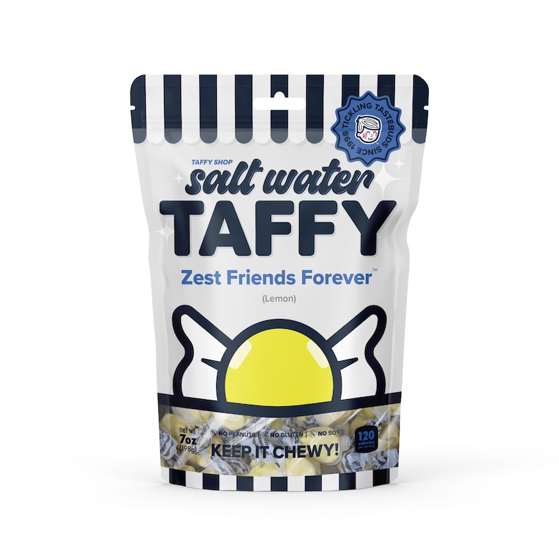 K&ouml;nnte beinhalten: Eine wei&szlig;e T&uuml;te mit salzhaltigem Zitronen-Taffy mit einem Cartoon-Zitronen-Design. Die T&uuml;te tr&auml;gt die Aufschrift "Salt Water Taffy" und "Zest Friends Forever". Au&szlig;erdem steht darauf "Keep It Chewy!" und "7oz (198g)".