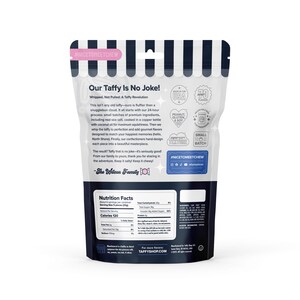 K&ouml;nnte beinhalten: Eine blaue und wei&szlig;e T&uuml;te mit Toffee mit dem Text "Our Taffy Is No Joke!" und "#NICETOMEETCHEW". Die T&uuml;te wird in den USA hergestellt und ist in kleinen Mengen erh&auml;ltlich. Der Toffee wird geschlagen, nicht gezogen, und wird mit echtem Meersalz und Kokos&ouml;l hergestellt.