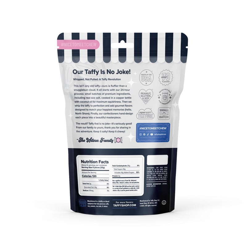K&ouml;nnte beinhalten: Eine blaue und wei&szlig;e T&uuml;te mit Toffee mit dem Text "Our Taffy Is No Joke!" und "#NICETOMEETCHEW". Die T&uuml;te wird in den USA hergestellt und ist in kleinen Mengen erh&auml;ltlich. Der Toffee wird geschlagen, nicht gezogen, und wird mit echtem Meersalz und Kokos&ouml;l hergestellt.
