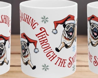 Julmugg för mops, rusar genom snön, julkaffekopp, julklapp för hundälskare, söt valpmugg, festlig kakaomugg