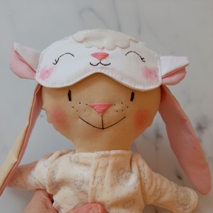 Liloudesign Handmade Stoffhase mit Schlafanzug und Schlafmaske Unikat Geschenk Bunny Handmade