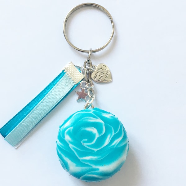 Porte clés en pâte fimo macaron bleu menthe motif de rose avec ruban satin et breloque