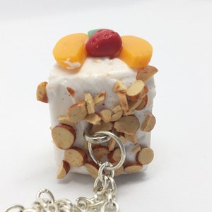 Collier en pâte fimo part de gateau macedonia avec fruits image 5