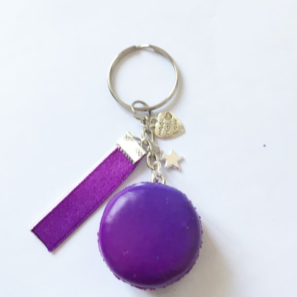 Porte clés en pâte fimo macaron dégradé violet avec ruban satin et breloque