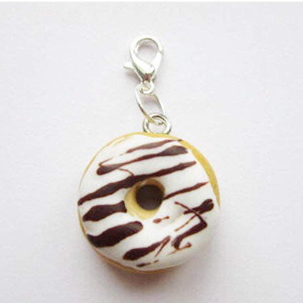 Pendentif en pâte fimo donut blanc rayé chocolat