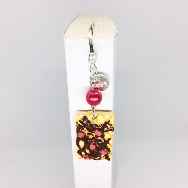 Marque pages en pâte fimo gaufre chocolat framboise realiste avec perle nacrée rose et breloque