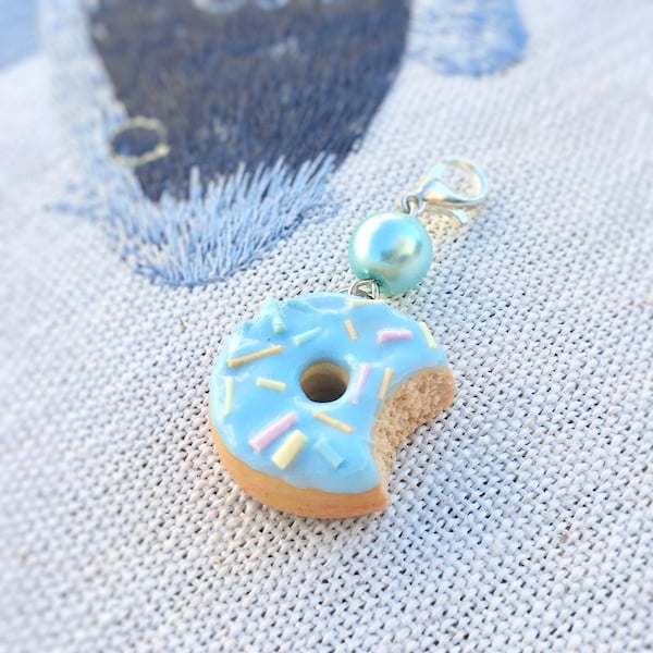 Pendentif en pâte fimo donut bleu pastel et vermicelles et perle nacrée bleu ciel