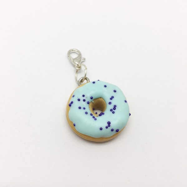 Pendentif en pâte fimo donut bleu pastel avec microbilles bleues foncées