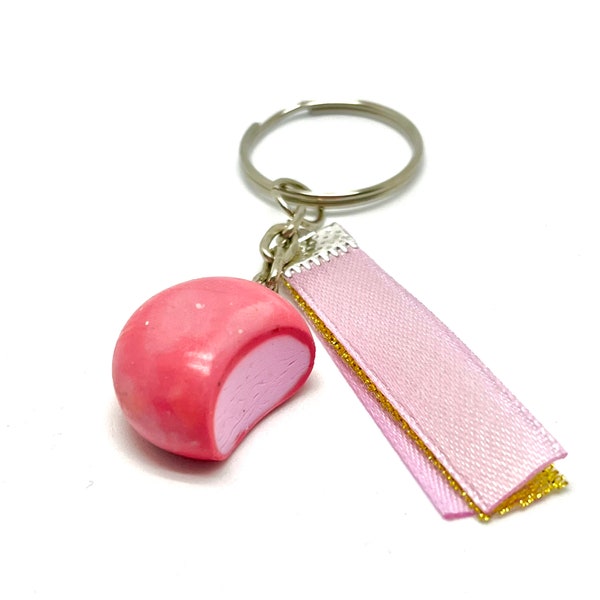 Porte clés en pâte fimo Mochi glacé fraise réaliste avec ruban satin rose et doré