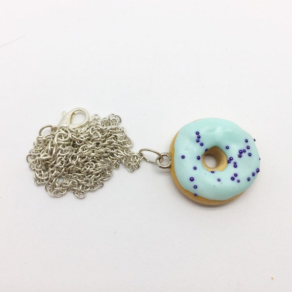 Collier en pâte fimo donut bleu pastel avec microbilles bleues foncées