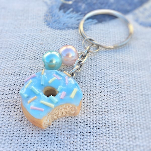Porte clés en pâte fimo donut bleu pastel et vermicelles avec perles nacrées