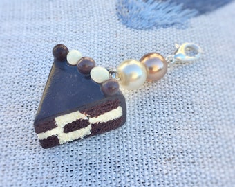 Pendentif en pâte fimo part de gateau damier au chocolat et vanille avec perles nacrées