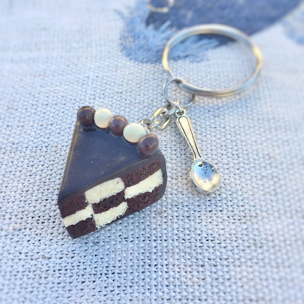 Porte clés en pâte fimo part de gâteau damier au chocolat et vanille avec breloque cuillère