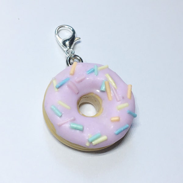 Pendentif en pâte fimo donut rose pastel avec vermicelles multicolores