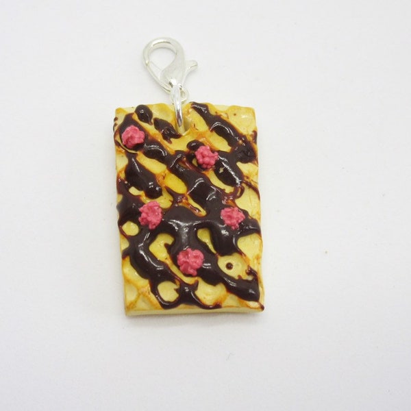 Pendentif en pâte fimo gaufre chocolat framboise realiste