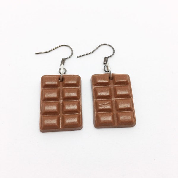 Boucles d'oreille en pâte fimo tablette de chocolat au lait réaliste