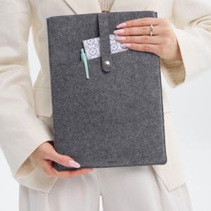 Minimalistische laptophoes | Handgemaakte eco-vilten hoes voor apparaten van 13-15 inch