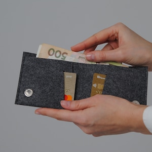 Handgemachte kompakte Bi-fold Lila ceinige minimalistische Filz Brieftasche