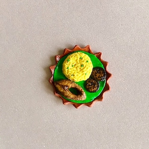Indian Food Miniature Fridge Magnet, Dollhouse food, Miniature Khichudi with Ilish and Begun Bhaja 1:12 Scale