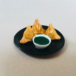 Indian Food Miniature Fridge Magnet, Dollhouse food, Miniature Samosa with Green Chutney, 1:12 Scale