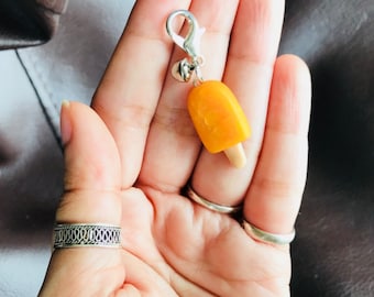 Mini Orange Popsicle Bag Charm, fascino di argilla polimerica, fascino alimentare in miniatura, fascino pianificatore, fascino ghiacciolo arancione in miniatura